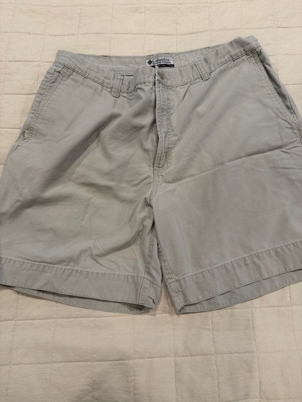 Columbia Men's Light Gray Flat-Front Casual Shorts